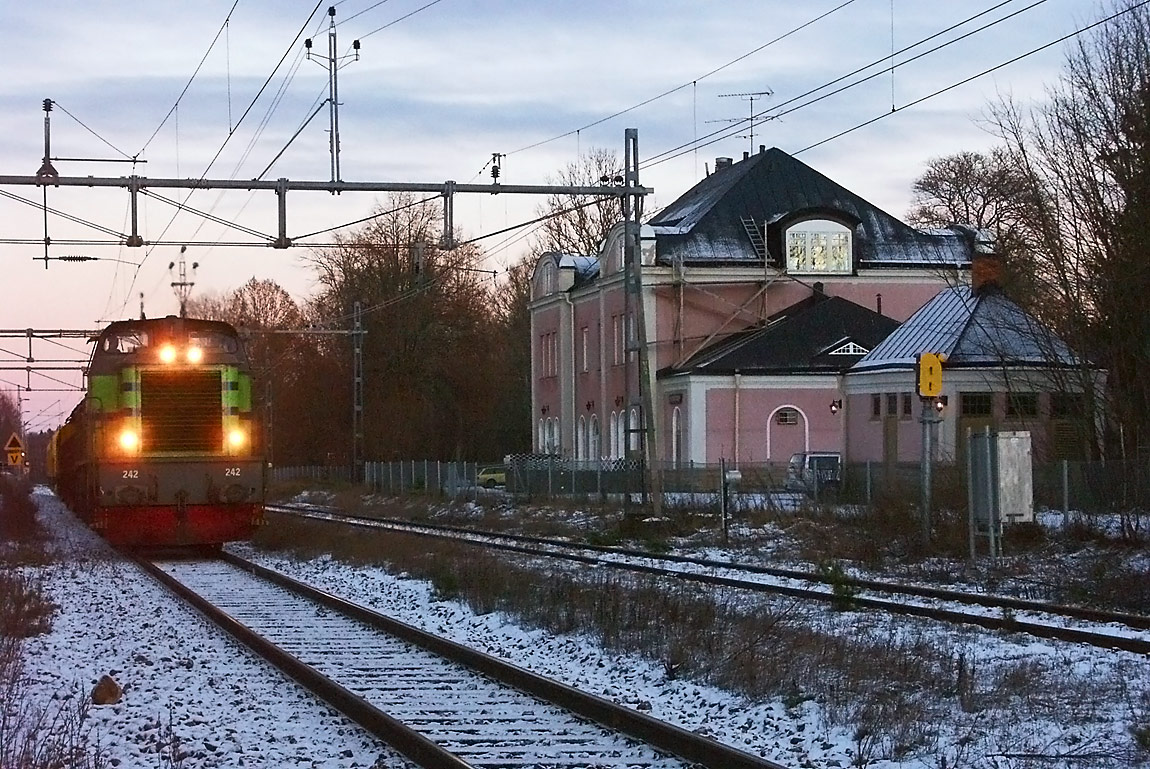TGOJ T43 242 med ett tjänstetåg passerar Skogstorp i december 2003. Foto Markus Tellerup.