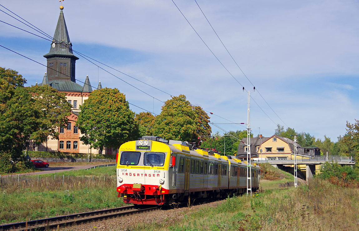 Bild: Ett tåg Kalmar-Emmaboda anländer till Örsjö i september 2016. Foto Markus Tellerup.