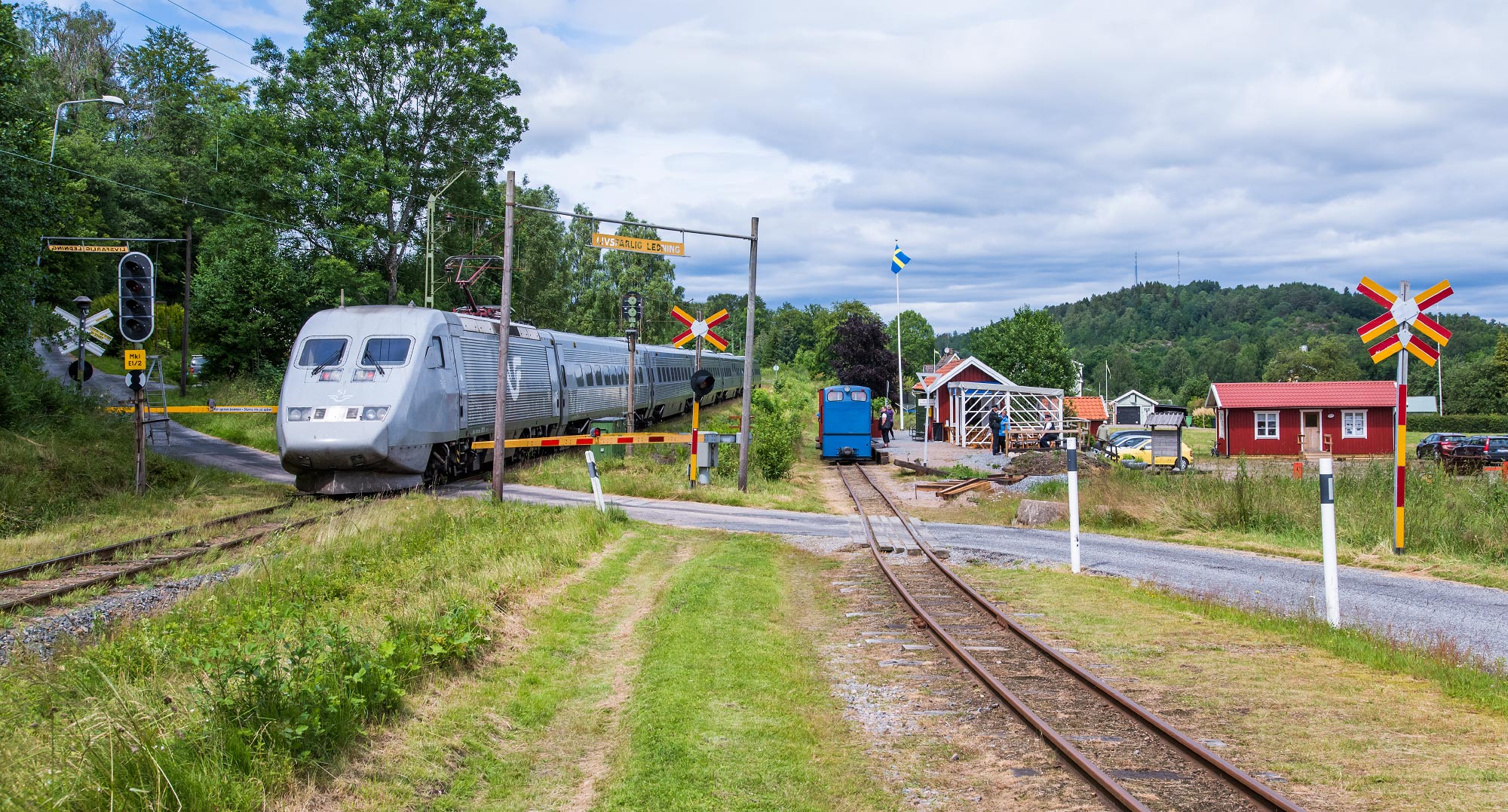 Bild: X2000-tåg och museitåg i Åtorp 2015