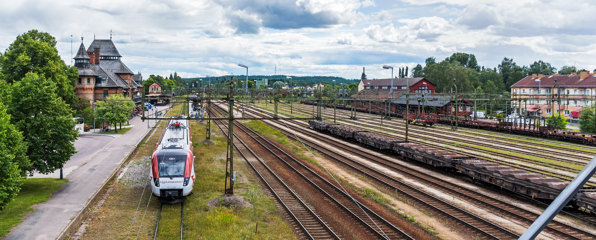 Bild: Tåg i Bergslagens tåg mot Storvik avgår från Avesta Krylbo 19 juli 2016