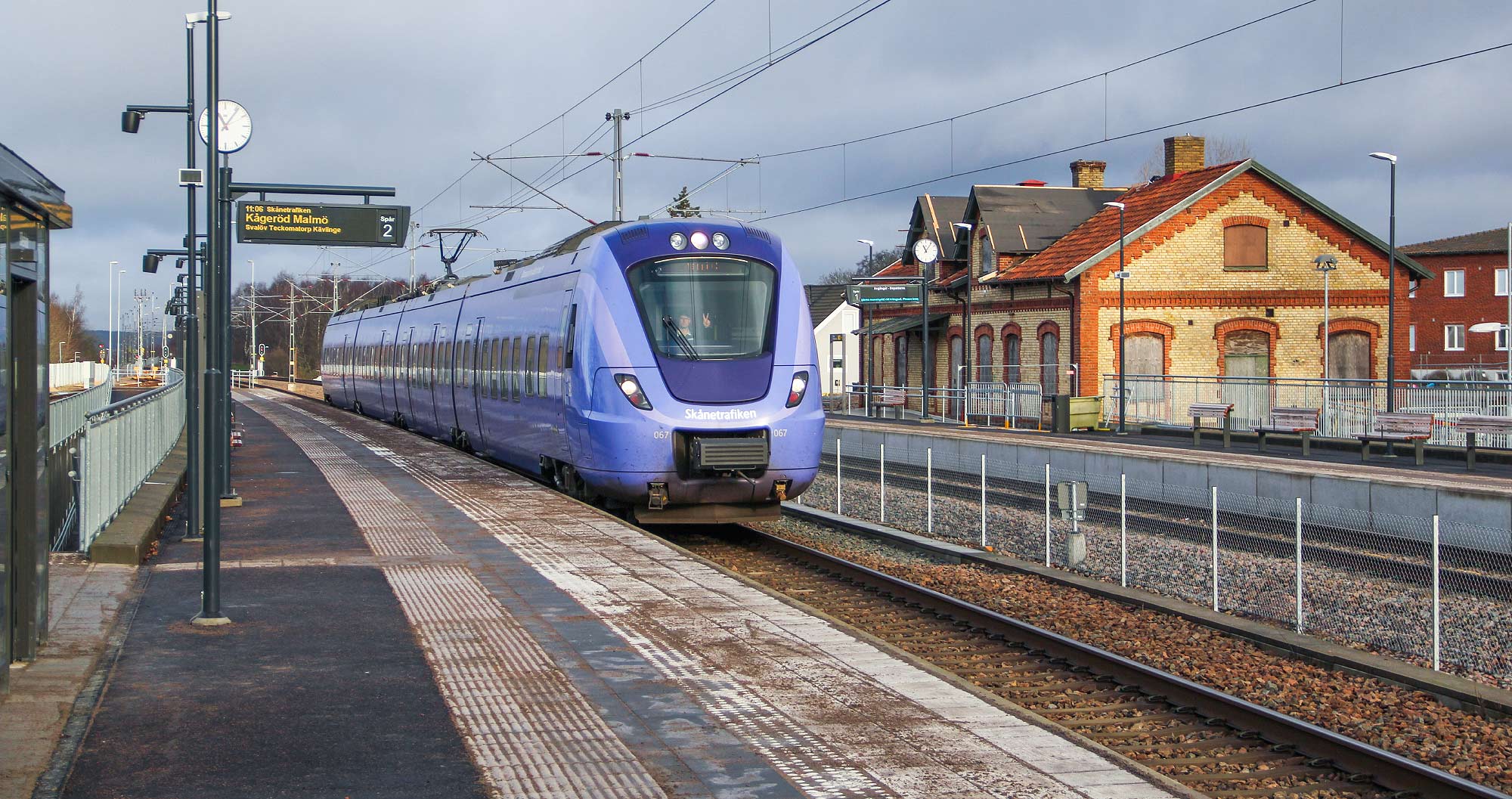 Bild: Södergående tåg 1415 Åstorp-Malmö i form av en X61-motorvagn gör uppehåll i Billesholm 25 januari 2022