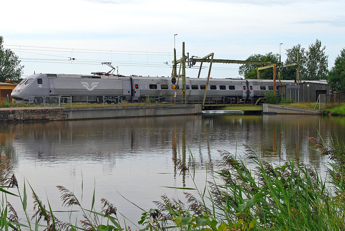 Ett X2000-tåg Stockholm-Göteborg korsar Göta Kanal i Töreboda i augusti 2007. Foto Markus Tellerup.