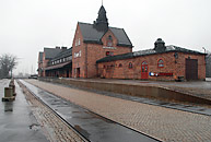 På gatusidan av stationen i Haparanda börjar de finska spåren med 1524 mm spårvidd.  De finska spåren har förblivit oelektrifierade. Foto i maj 2010, Markus Tellerup.