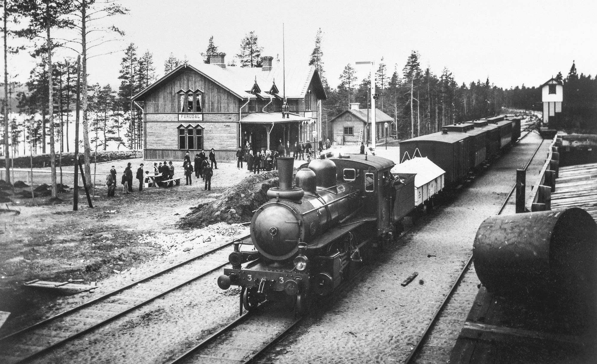 Bild: Stationen i Furudal 1900 med ett tåg draget av DHdJ lok 3