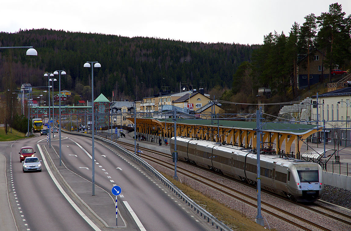 SJ:s snabbtåg Stockholm-Umeå bestående av X55 3354 bromsar in vid stationen i Kramfors. Foto 2015, Markus Tellerup.