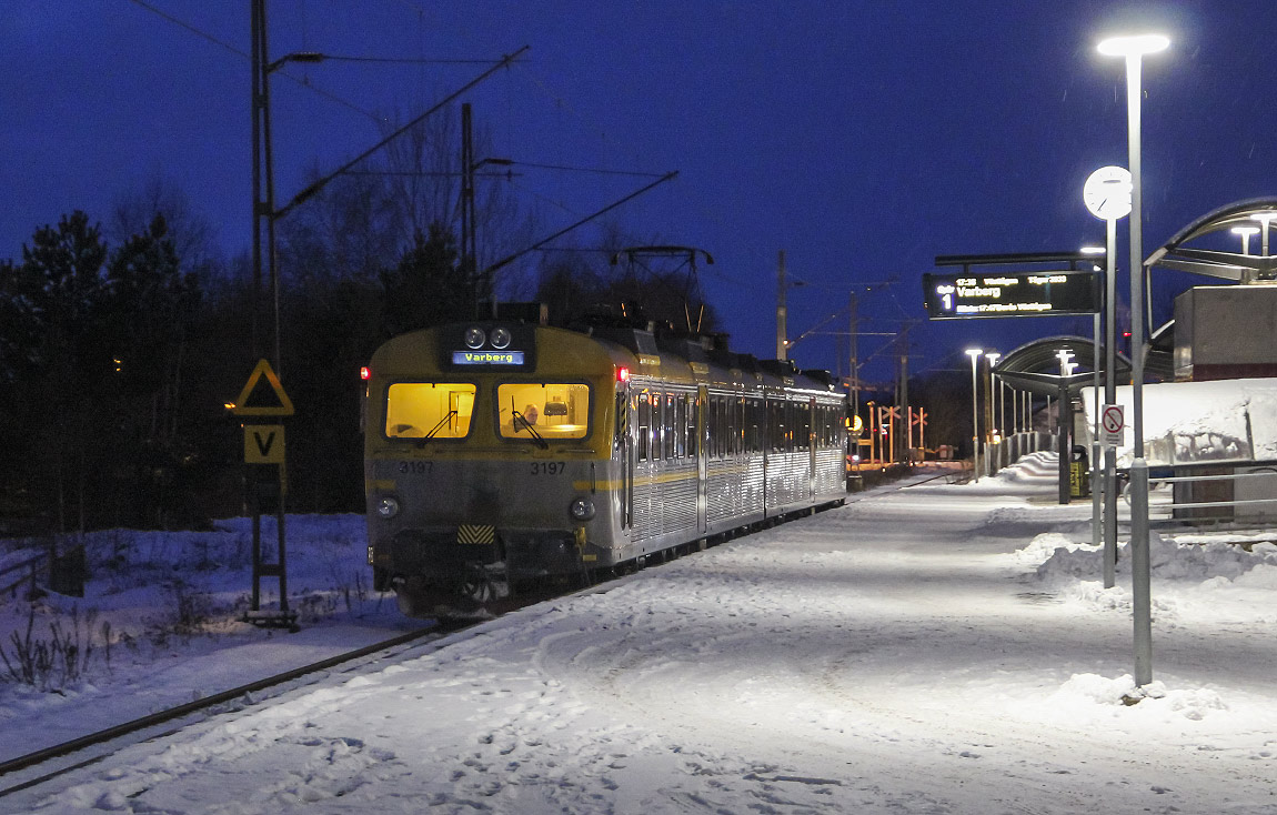 Bild: Tåg mot Varberg i Kinna i februari 2021