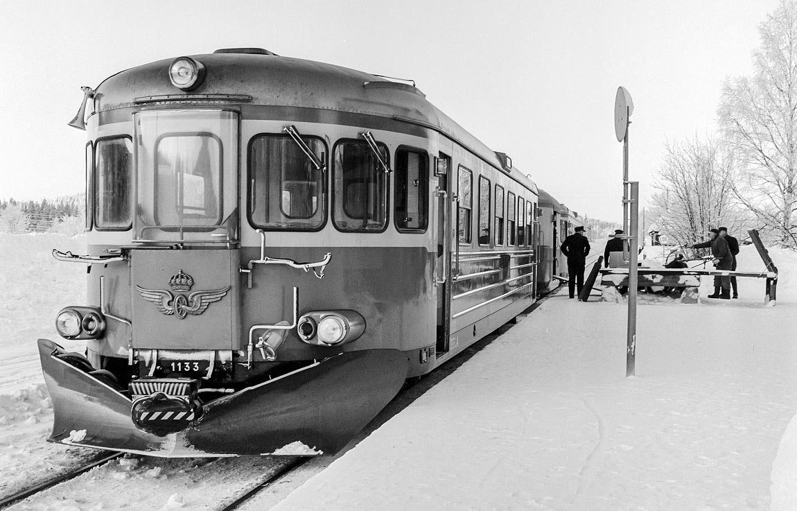 Bild: YBo8 1133 med släpvagn gör uppehåll i Lillhamra 1966