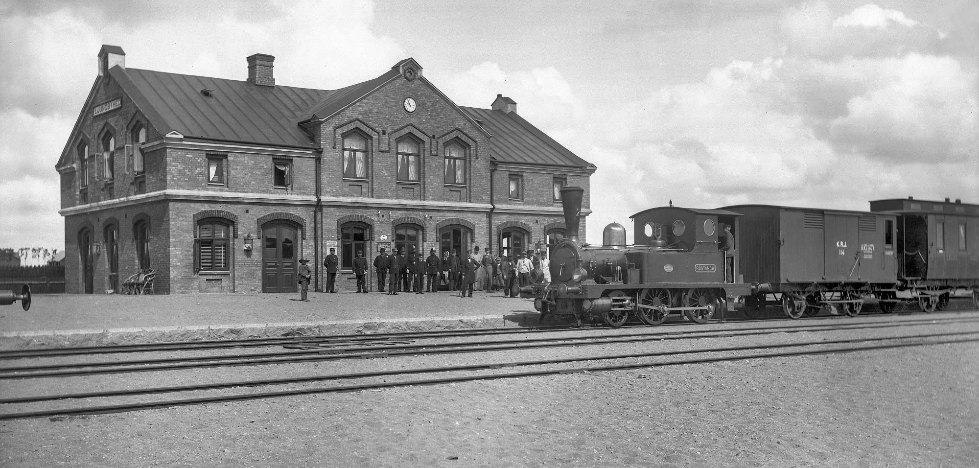 Bild: Stationen i Ljungbyhed på 1890-talet, med bl a ångloket KRJ 2