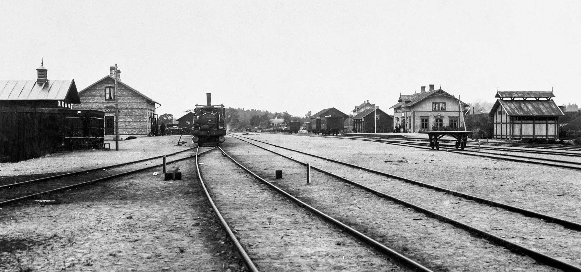 Bild: SSJ:s och HMJ:s stationer i Markaryd 1898