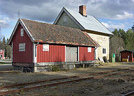 Bild: Godsmagasinet och stationshuset i Meselefors