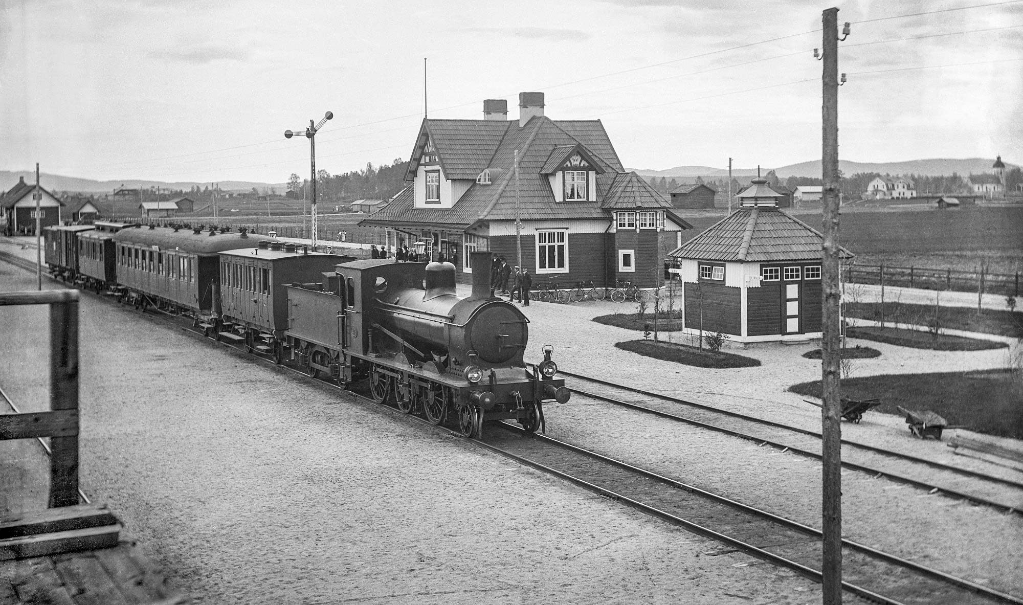 Bild: SWB ånglok L3 47 med tåg på stationen i Nås på 1920-talet