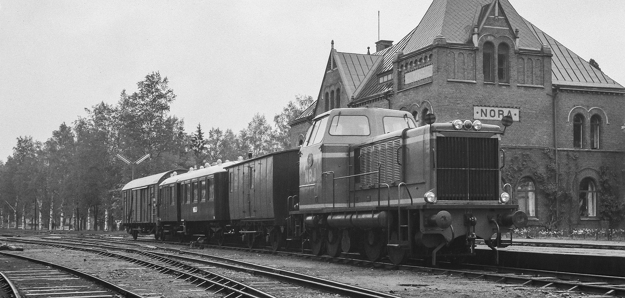 NBJ T21 med tåg Nora-Ervalla i Nora på 1960-talet