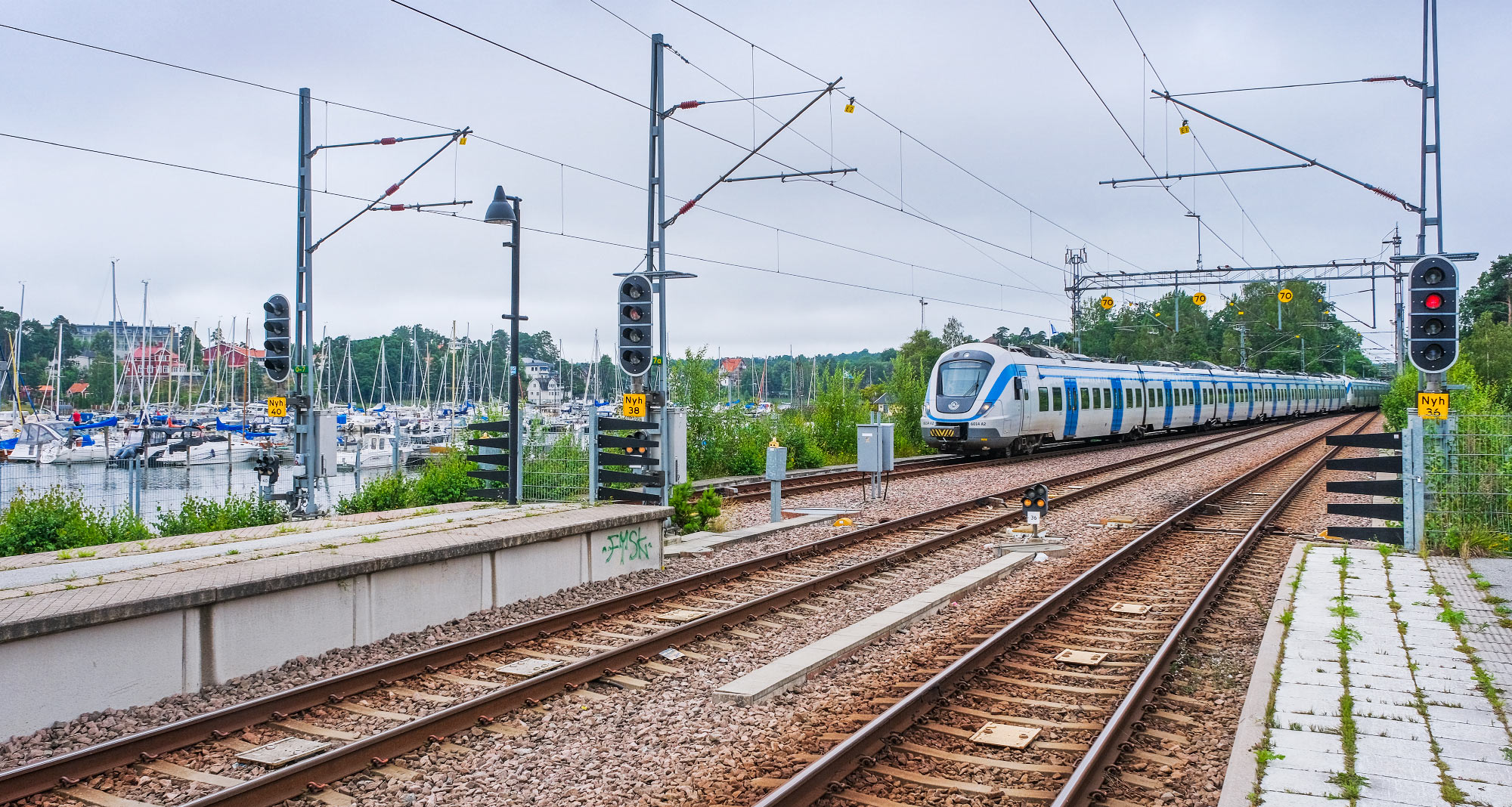 Pendeltåg bestående av två X60-motorvagnar ankommer stationen i Nynäshamn 2024