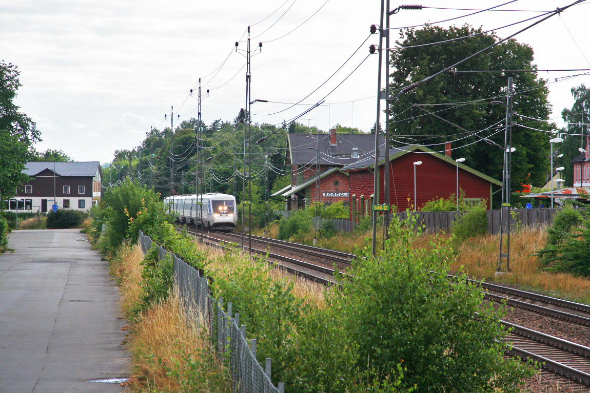 Bild: X2000-tåg passerar Sösdala fd stationshus