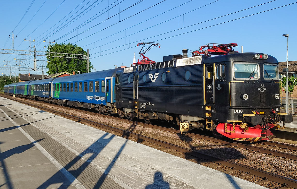 Bild: SJ:s nattåg Stockholm-Berlin med två Bvcmz-vagnar efter loket passerar Sösdala 8 juni 2023