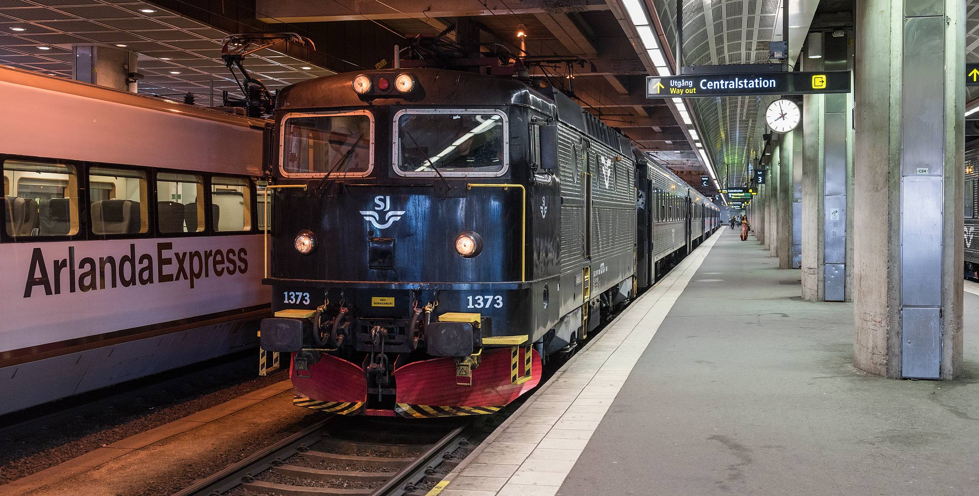 Arlanda Express och SJ regionaltåg till Uppsala på Stockholm C 2016