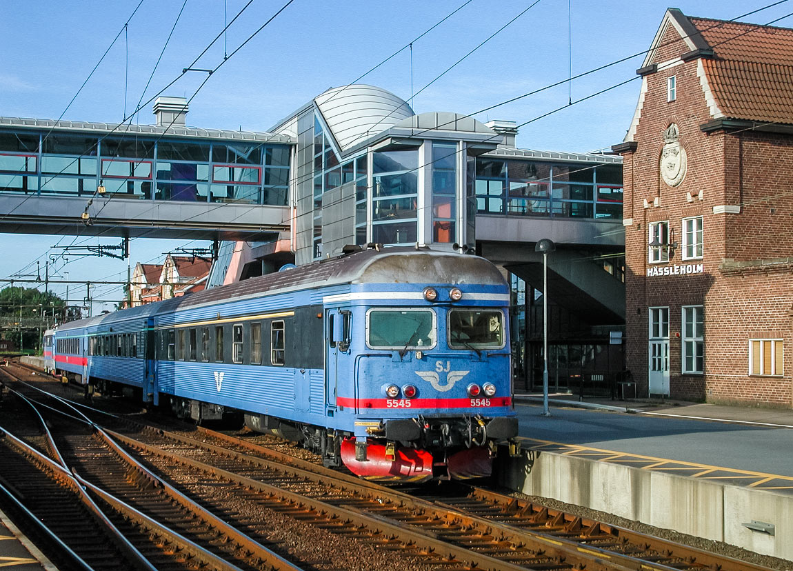 Bild: Tåg Kristianstad-Helsingborg med AFM7-manövervagn främst i Hässleholm 2004