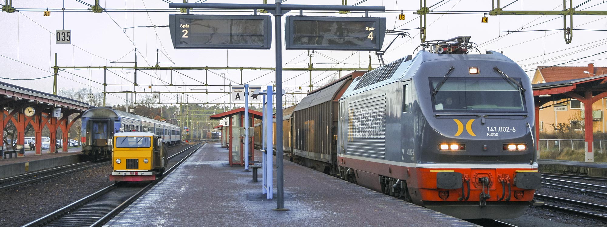 141 002-6 med godståg i Kristinehamn 2008