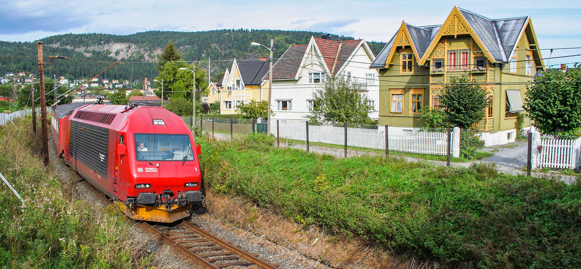 NSB El18 2252 med persontåg i Drammen 2006