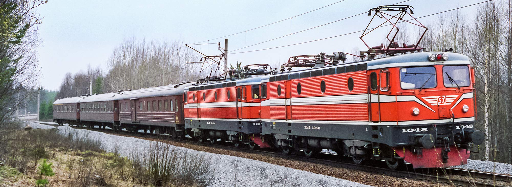 Rc2-lok med persontåg utanför Sandviken 1989. Foto Markus Tellerup.