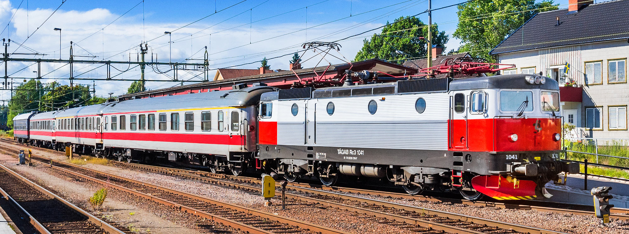 Tågab Rc3 1041 med persontåg i Kristinehamn 2016