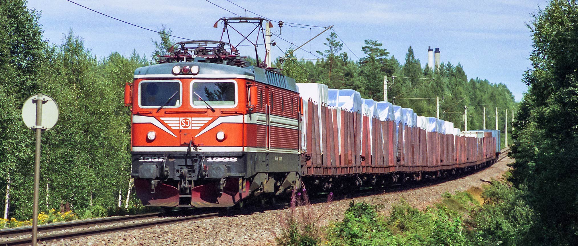 Rc5 1338 med godståg utanför Sandviken 1988