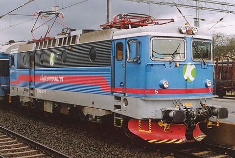 Bild: Tågkompaniet Rc6 5 i Falköping 2003