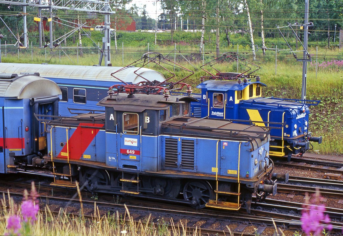 Bild: Ue 649 och Uf 849 (i bakgrunden) i Stockholm 2002