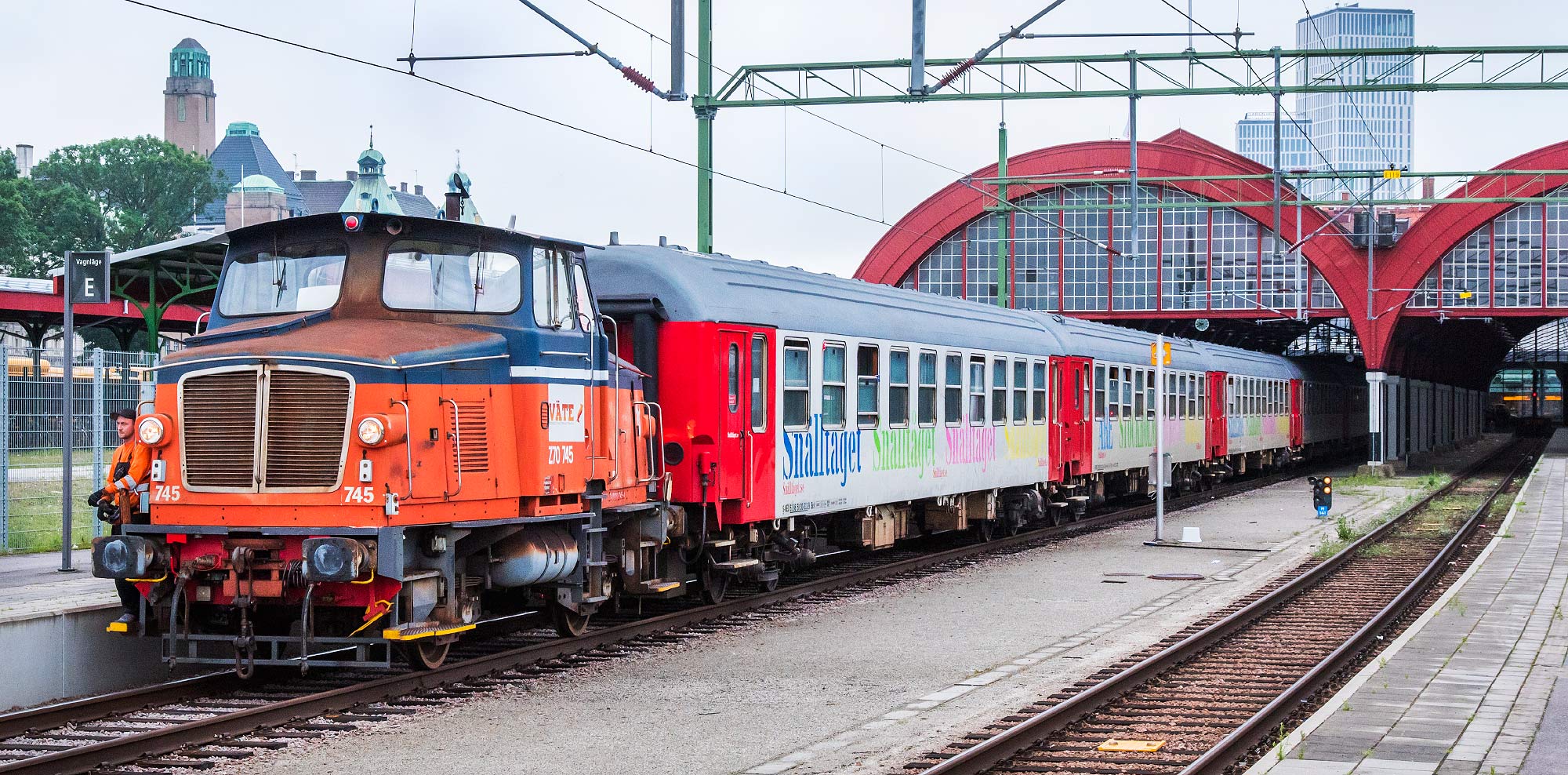 Bild: Väte Z70 745 med vagnar från Snälltåget i Malmö 2017