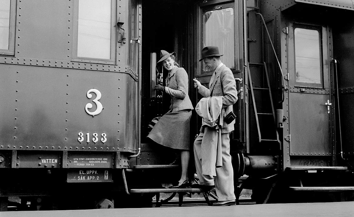 Bild: Resenärer går på en 3 klass-vagn ca 1936