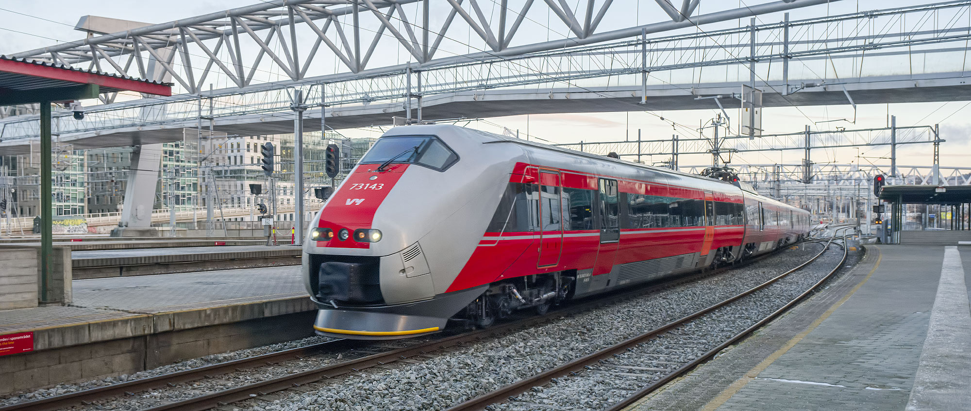 Vy BM73b 43 som tåg från Göteborg ankommer Oslo S i december 2022