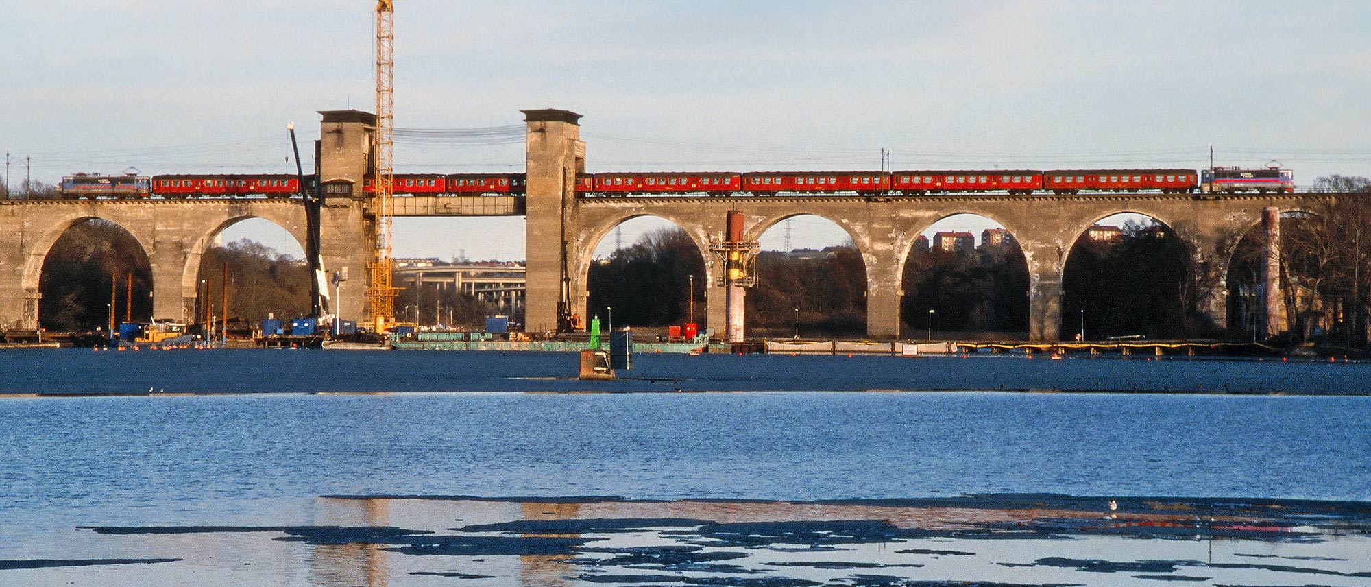 Bild: Pendeltåg med Rc-lok och Bn-vagnar på Årstabron i Stockholm 2003