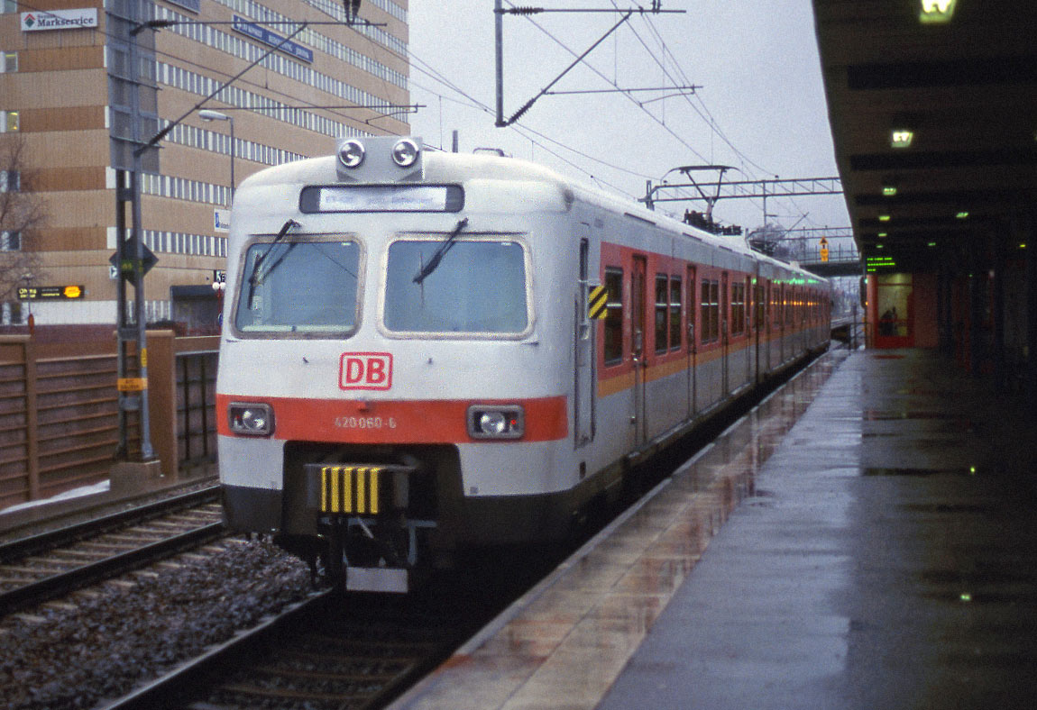 Bild: ET 420 060 under provkörning i Stockholm 2002