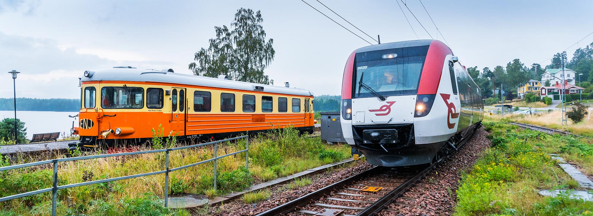 Tåg i Bergslagen möter ENJ:s rälsbuss i Ängelsberg 2018