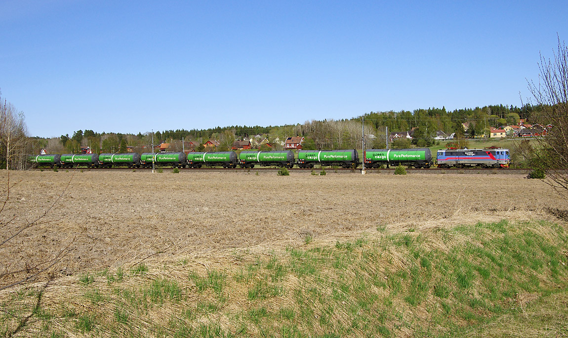 Ett flygbränsletåg vid Vattholma i april 2011