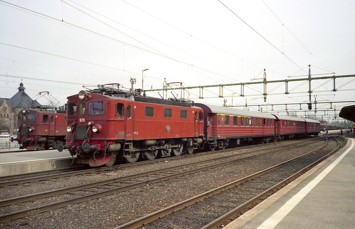 Ett lokaltåg till Ljusdal inväntar avgång på Gävle C 1987. Ett godståg, även det med Da-lok, passerar på spår fyra. Foto Markus Tellerup.