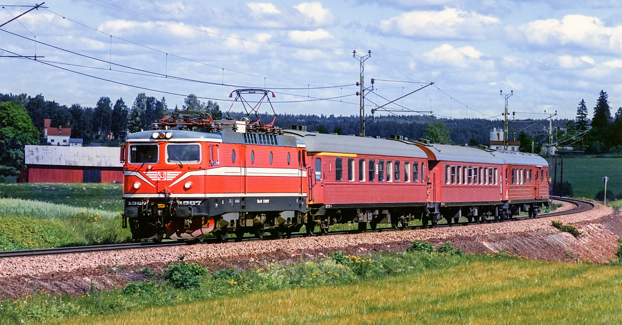 Bild: Persontåg vid Torsåker 1990