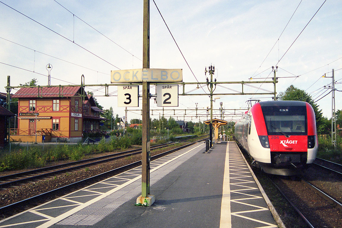X-Tåg nr 204 "Bönan" gör uppehåll i Ockelbo på sin färd mot Ljusdal. Foto i september 2003, Markus Tellerup.