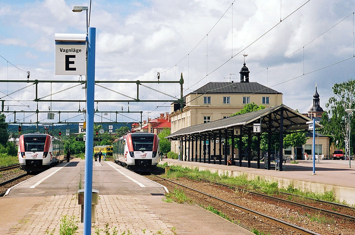 X51 3250 och 3251 mot Gävle respektive Hallsberg i Falun 2004. När Bergslagsbanan (BJ) kom till Falun på 1870-talet byggdes det nuvarande stationshuset som blev gemensamt för BJ och Gävle-Dala Järnväg. I bakgrunden, där Y1-motorvagnen från Kristinehamn står parkerad, öppnas 2015 ett nytt resecentrum. Foto Markus Tellerup.