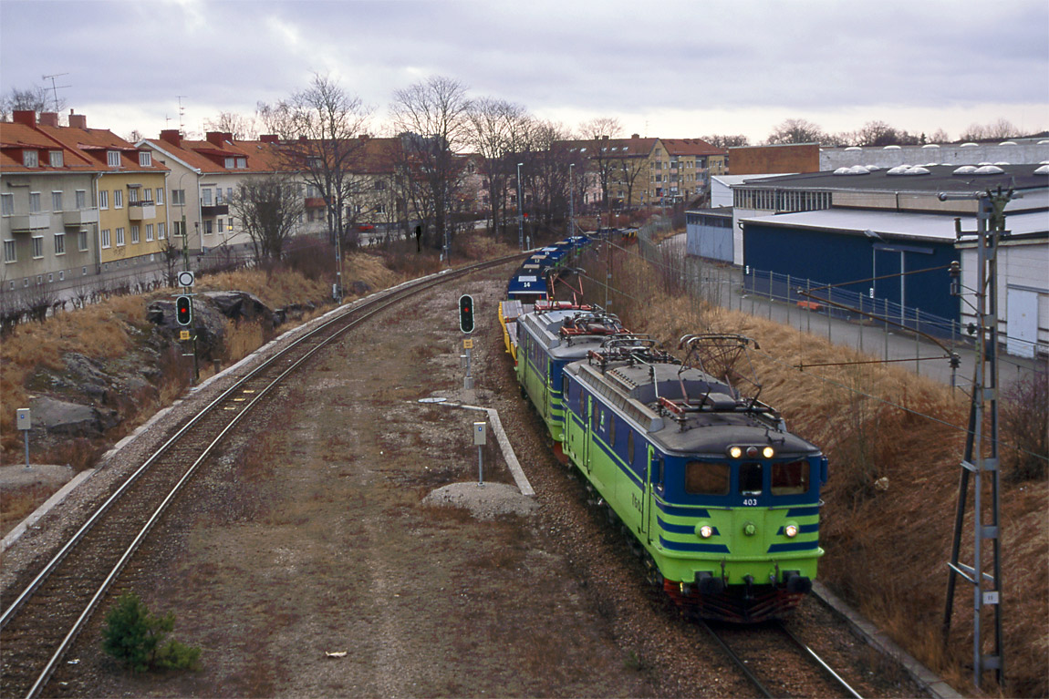 Bild: TGOJ:s Ma-lok nr 403 och 878 passerar Nyköping Södra den 1 april 2003 med ståltåget från Oxelösund till Borlänge. Foto Markus Tellerup.