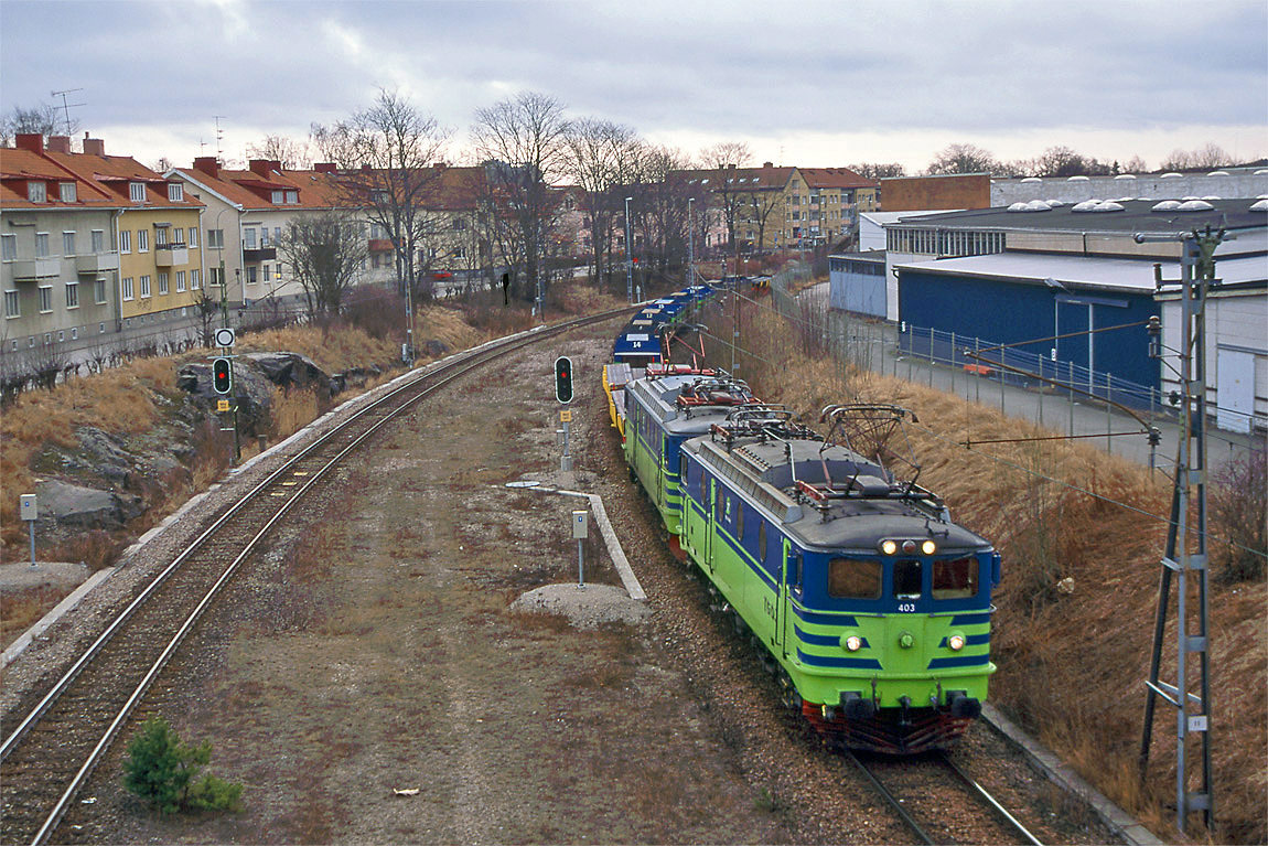 Bild: TGOJ:s Ma-lok nr 403 och 878 passerar Nyköping Södra den 1 april 2003 med ståltåget från Oxelösund till Borlänge