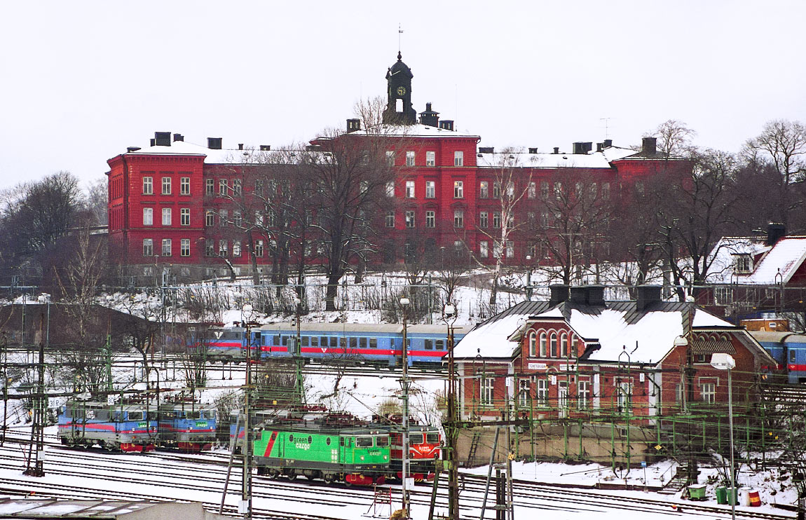 Bild: Tåg mot Uppsala passerar Tomteboda vintern 2003.