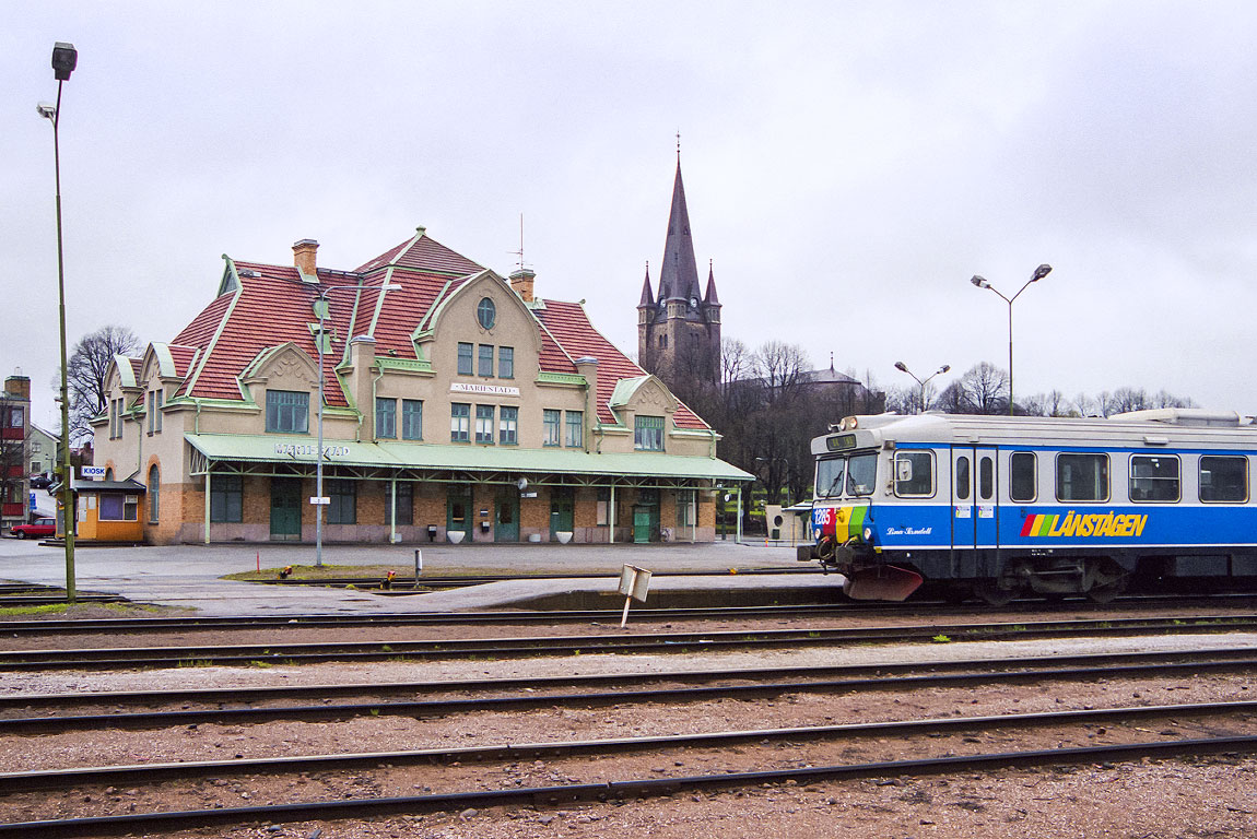 Ett tåg mot Göteborg inväntar avgång från Mariestad 2003. Vid den tiden trafikerades Kinnekullebanan av ett par vagnar inlånade från Småland. Foto Markus Tellerup.