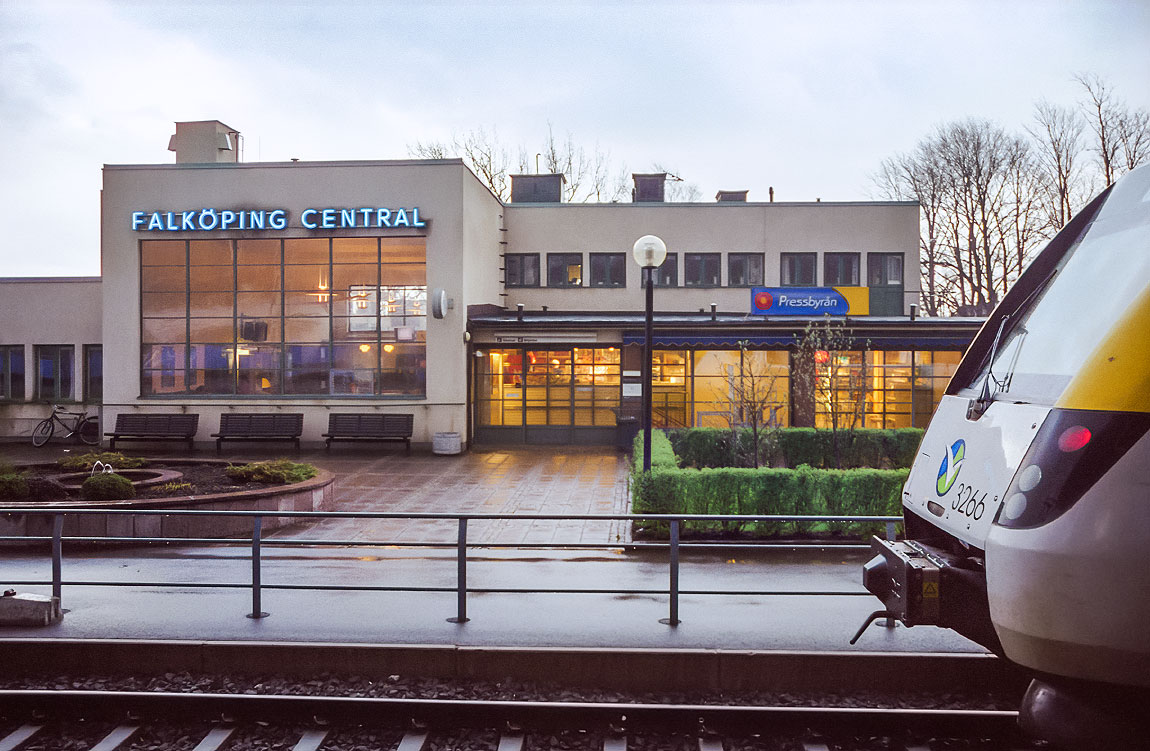 Ett Reginatåg vid stationshuset i Falköping en mörk och regnig kväll våren 2003. Foto Markus Tellerup.