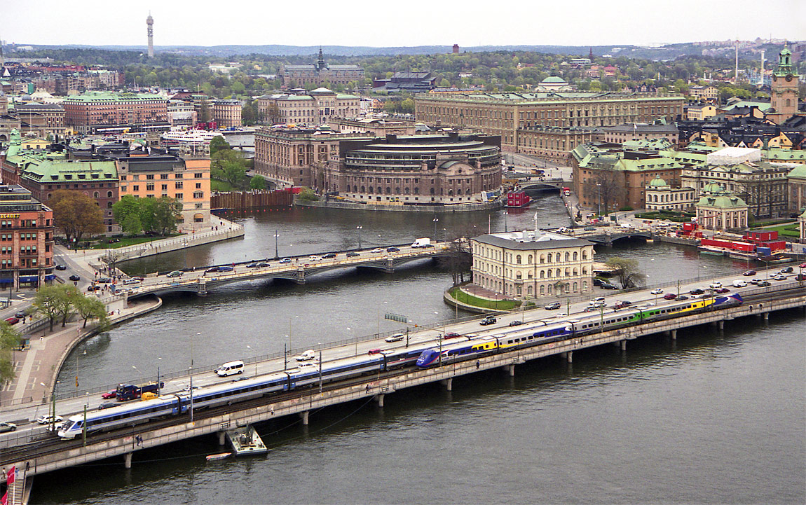 Sammanbindningsbanan i modern tid: Linx X2000 från Oslo möter SJ X2000 mot Göteborg på "getingmidjan" - bron strax söder om Stockholm C. Foto i maj 2003, Markus Tellerup.