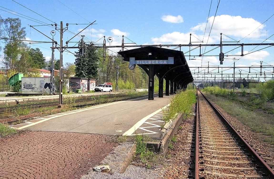 Rostiga spår och grönskande perrong i den gamla järnvägsknuten Tillberga 2003. Sex år senare drogs de sista tåguppehållen in. Foto Markus Tellerup.
