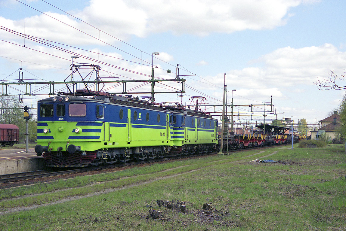 Ett tåg med stålämnen från Oxelösund till Borlänge draget av två Ma-lok dundrar igenom Sala i maj 2003. Dessa tåg körs numera av Green Cargo med moderna lok och går normalt via Frövi istället för Västerås-Sala. Foto Markus Tellerup.
