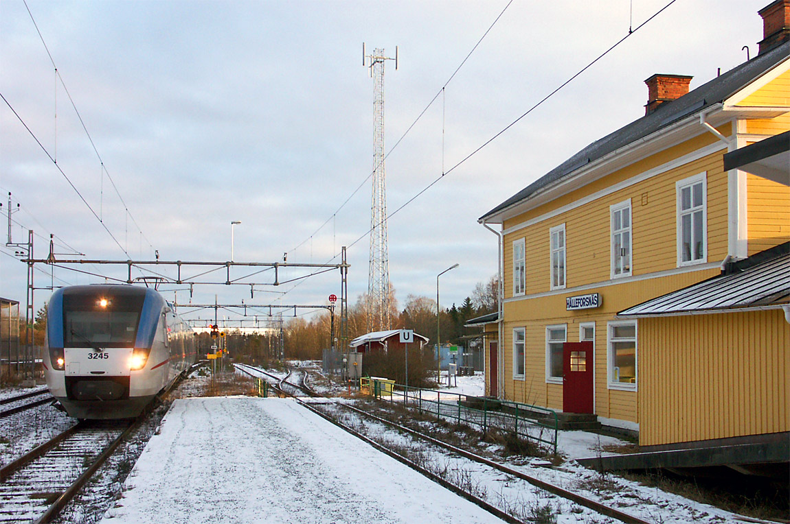 Bild: X50 3245 som tåg Norrköping-Uppsala rullar in på stationen i Hälleforsnäs 2003. Stationshuset revs 2011.