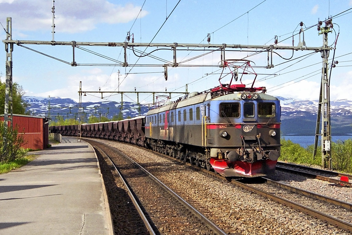 Ett tåg från Narvik i Björkliden sommaren 2003. Tågets 13 första vagnar är lastade med olivin som används vid tillverkningen av malmpellets. Foto Markus Tellerup.