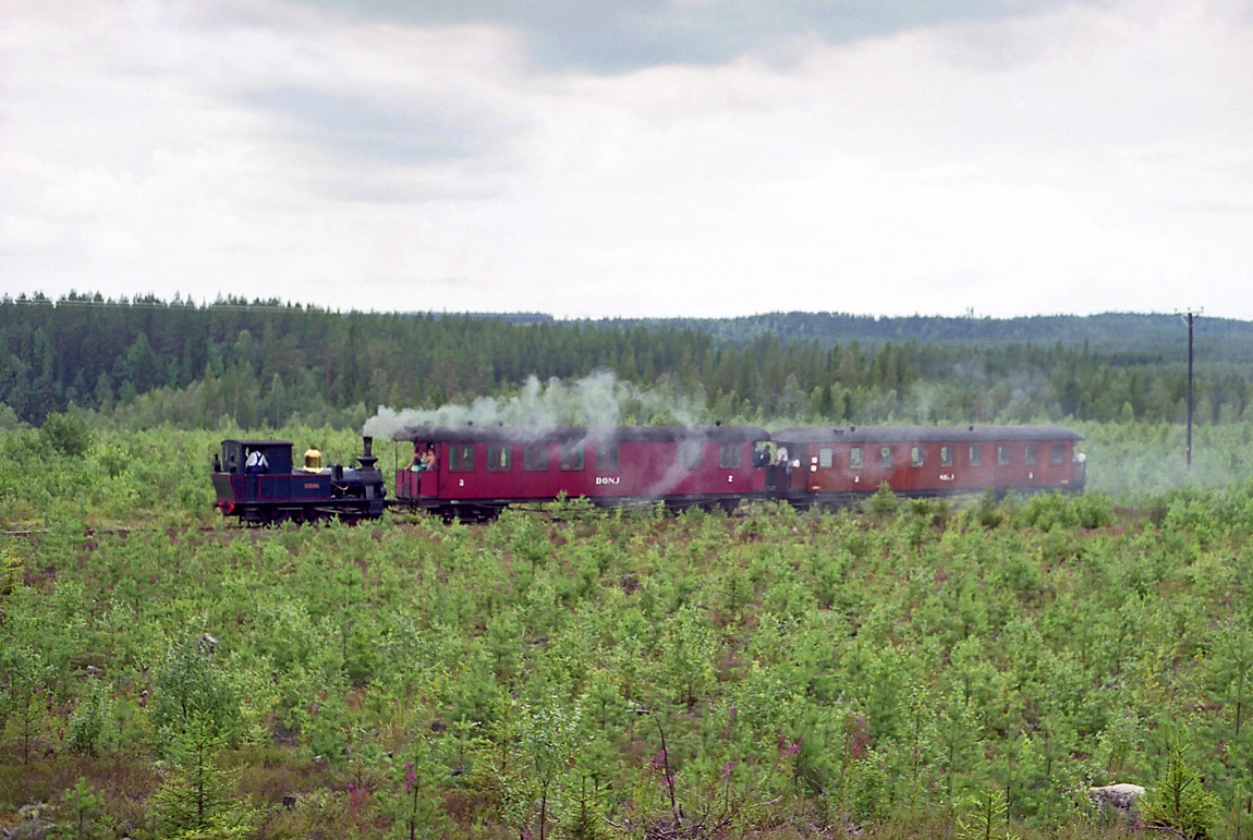 Lok 4 "Sigbjörn" med tåg Tallås-Jädraås i augusti 1990. Foto Markus Tellerup.